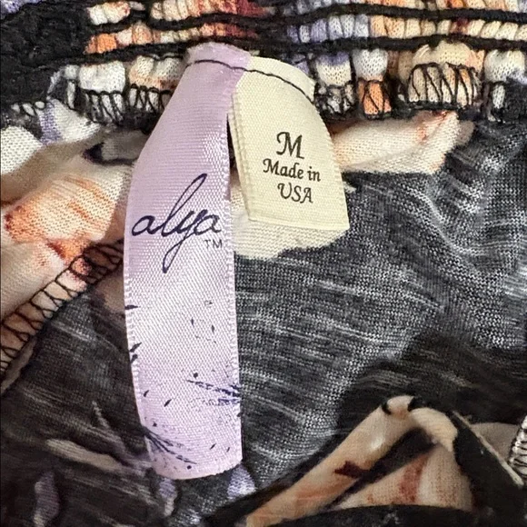 🌸 Alya Black Floral Off-Shoulder Blouse 🌸 - Picture 3 of 5